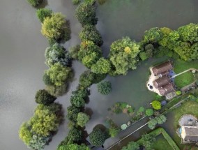 英国天气:英国气象局发布暴雨预警时的小时地图